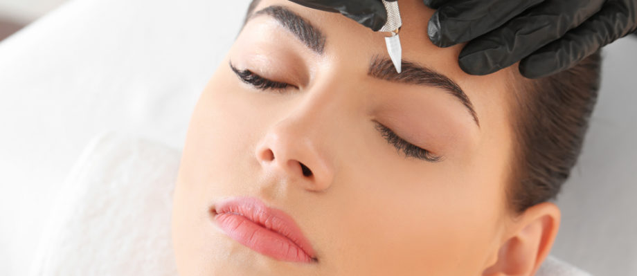 Pourquoi est-il déconseillé de faire son maquillage permanent soi-même