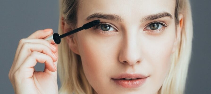 Quels sont les dangers de faire son rehaussement des cils soi-même ?